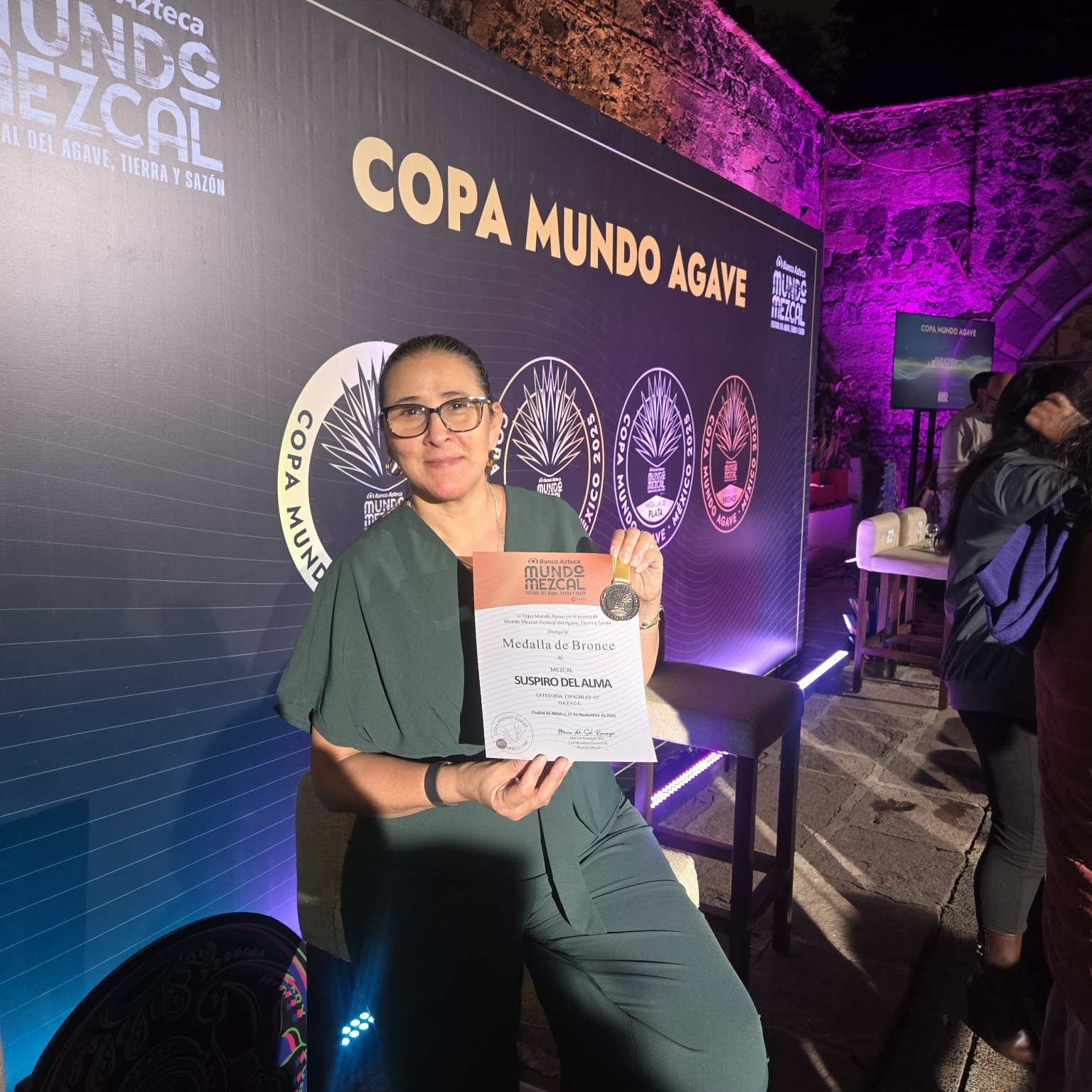 Gloria Rodriguez con el diploma y la medalla de bronce de Suspiro del Alma