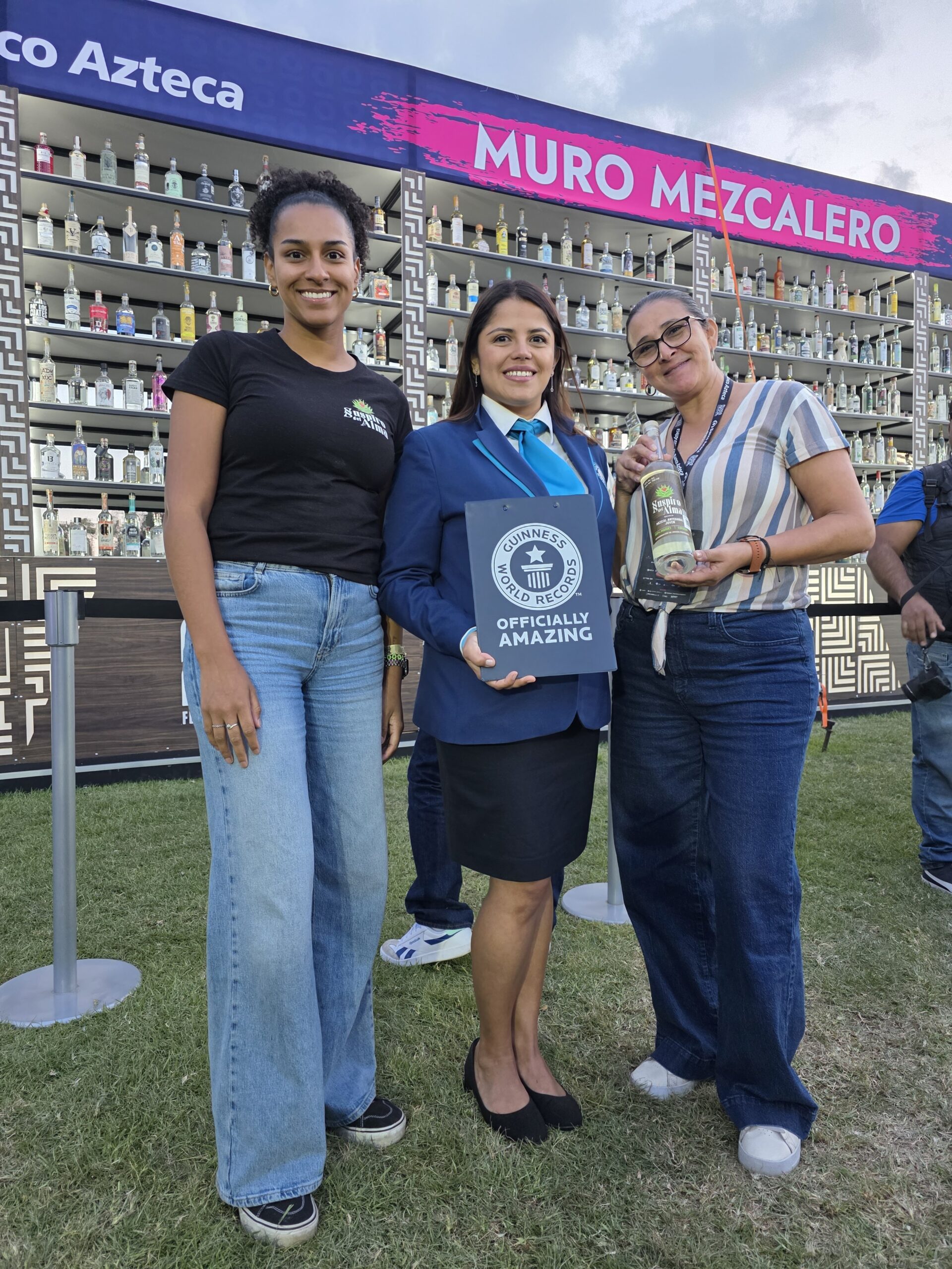 Andrea Acosta, Natalia Ramirez Talero y Gloria Rodriguez con la botella de Suspiro del Alma
