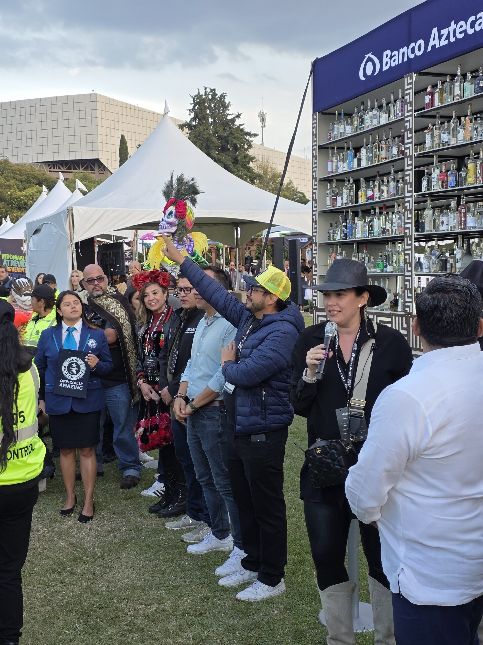 Marisol Rumayor habla al micrófono durante la ceremonia del Muro Mezcalero