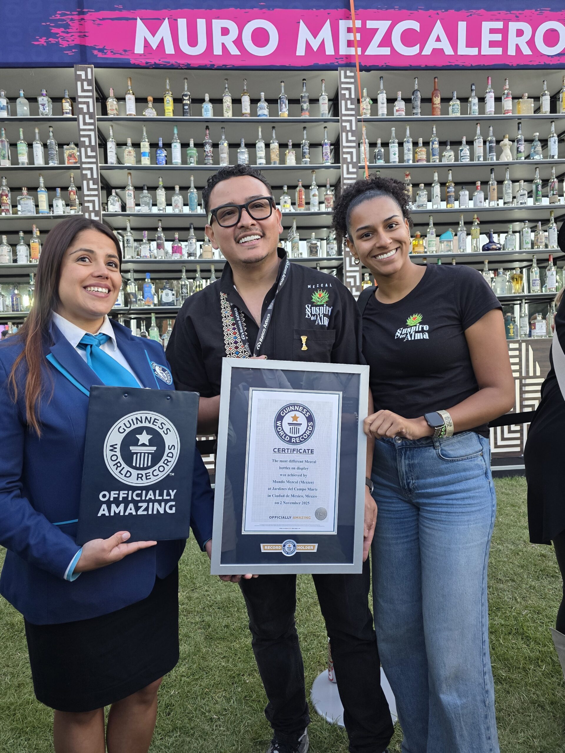 Natalia Ramirez Talero, Juan Hernandez y Andrea Acosta con el certificado de Mundo Mezcal
